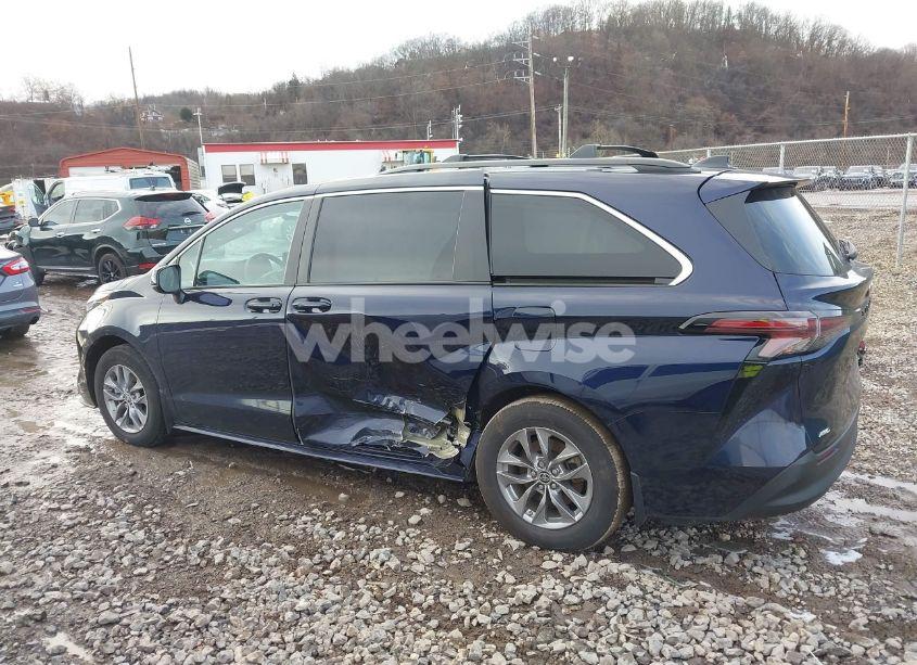 Photo 14 of 2023 Toyota Sienna LE (VIN 5TDKSKFC5PS103924)