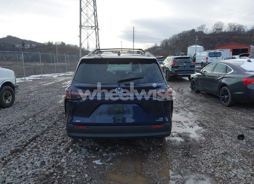 Photo 16 of 2023 Toyota Sienna LE (VIN 5TDKSKFC5PS103924)