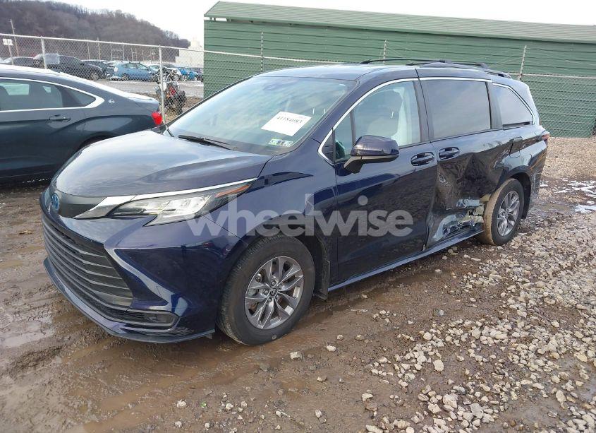 Photo 2 of 2023 Toyota Sienna LE (VIN 5TDKSKFC5PS103924)