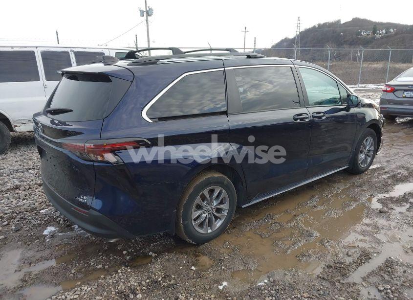 Photo 4 of 2023 Toyota Sienna LE (VIN 5TDKSKFC5PS103924)