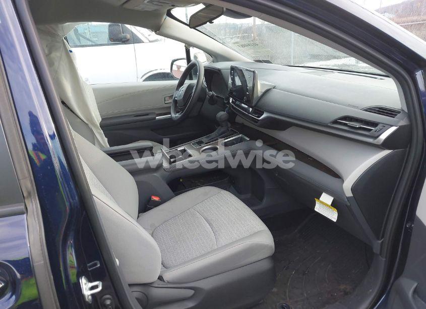 Photo 5 of 2023 Toyota Sienna LE (VIN 5TDKSKFC5PS103924)