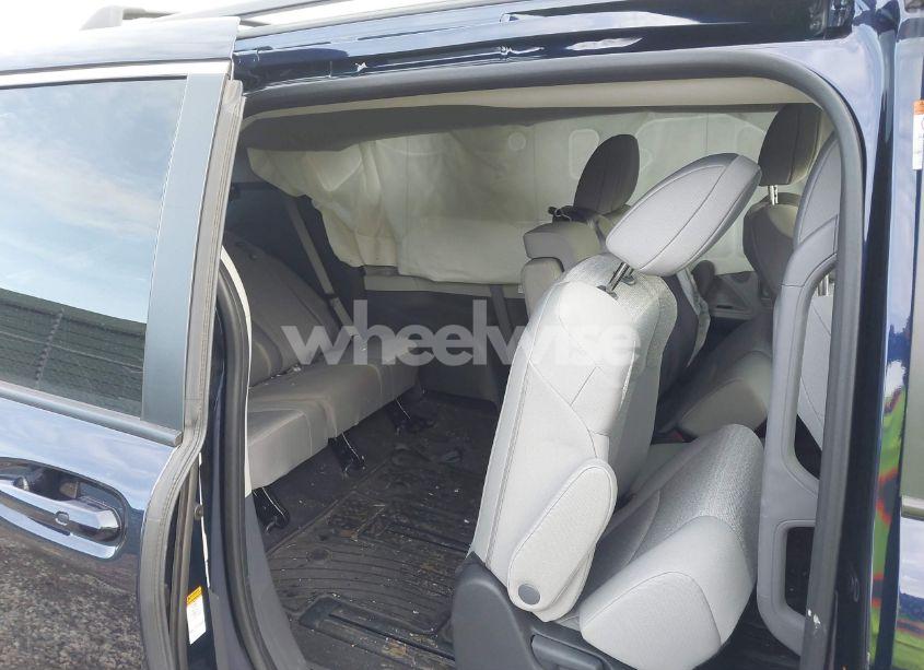 Photo 8 of 2023 Toyota Sienna LE (VIN 5TDKSKFC5PS103924)