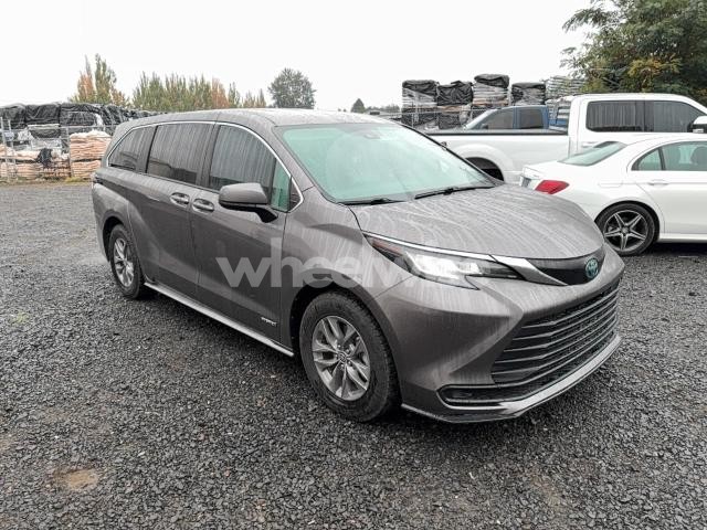 2021 TOYOTA SIENNA LE (VIN 5TDKSKFC7MS005604) main photo