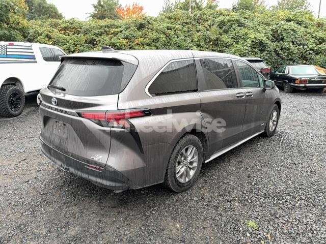 Photo 10 of 2021 TOYOTA SIENNA LE (VIN 5TDKSKFC7MS005604)