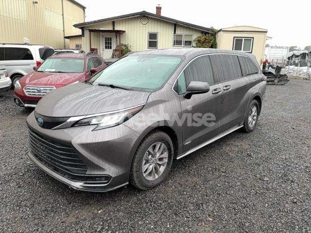Photo 4 of 2021 TOYOTA SIENNA LE (VIN 5TDKSKFC7MS005604)