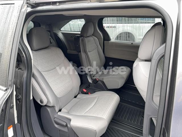 Photo 5 of 2021 TOYOTA SIENNA LE (VIN 5TDKSKFC7MS005604)
