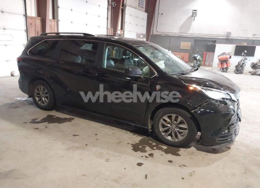 2022 Toyota Sienna LE (VIN 5TDKSKFC7NS070678) main photo