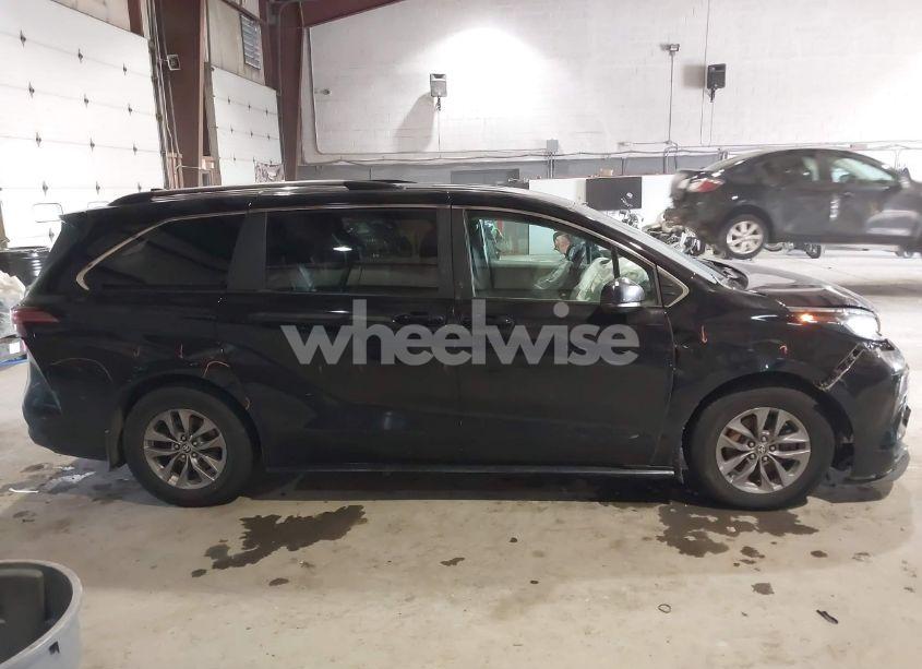 Photo 13 of 2022 Toyota Sienna LE (VIN 5TDKSKFC7NS070678)