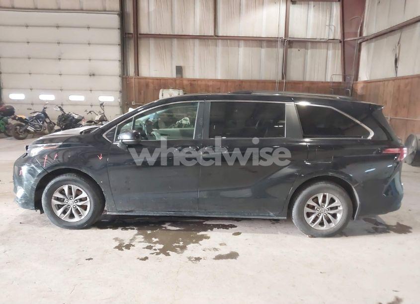 Photo 14 of 2022 Toyota Sienna LE (VIN 5TDKSKFC7NS070678)