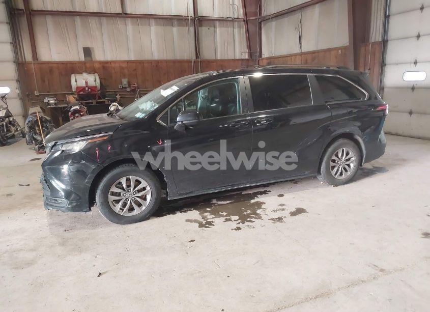 Photo 2 of 2022 Toyota Sienna LE (VIN 5TDKSKFC7NS070678)