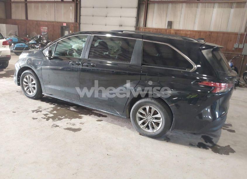 Photo 3 of 2022 Toyota Sienna LE (VIN 5TDKSKFC7NS070678)