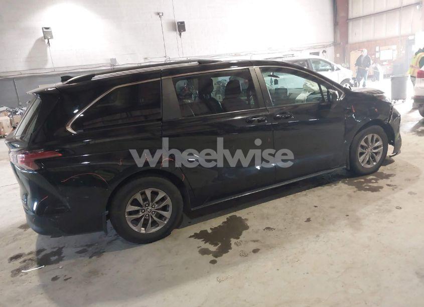 Photo 4 of 2022 Toyota Sienna LE (VIN 5TDKSKFC7NS070678)