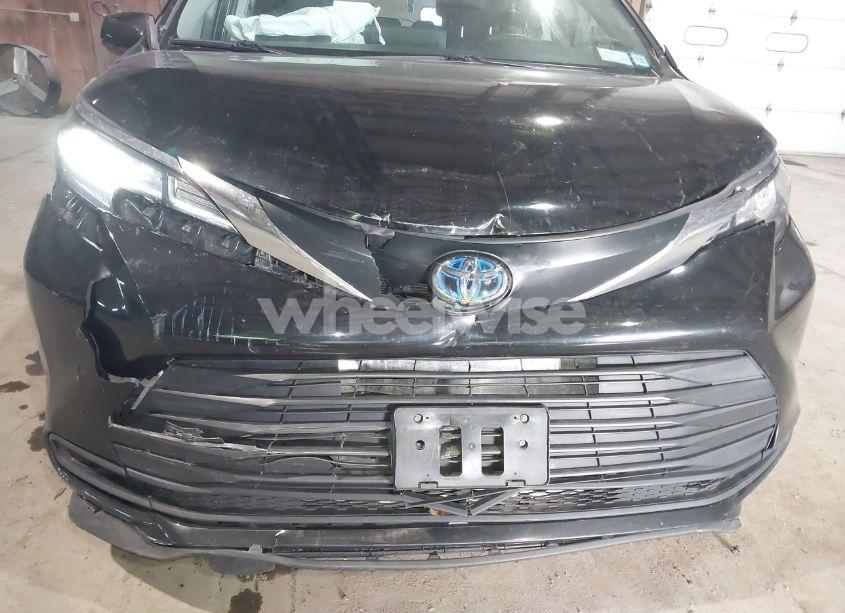 Photo 6 of 2022 Toyota Sienna LE (VIN 5TDKSKFC7NS070678)