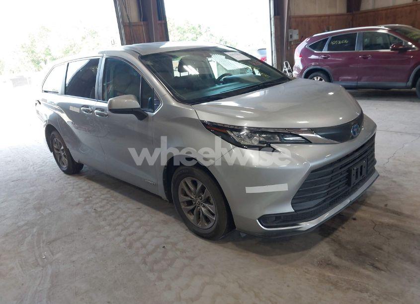 2021 Toyota Sienna LE (VIN 5TDKSKFC8MS035873) main photo