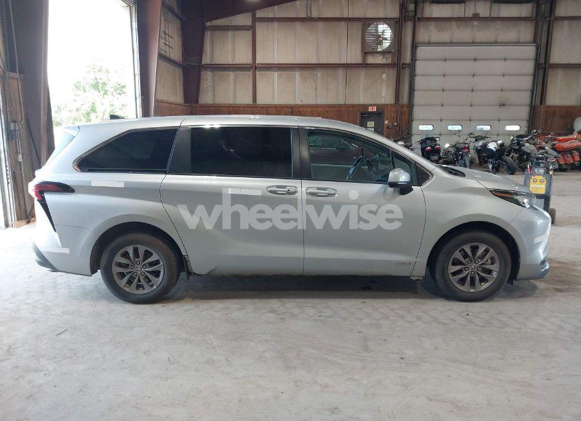 Photo 13 of 2021 Toyota Sienna LE (VIN 5TDKSKFC8MS035873)