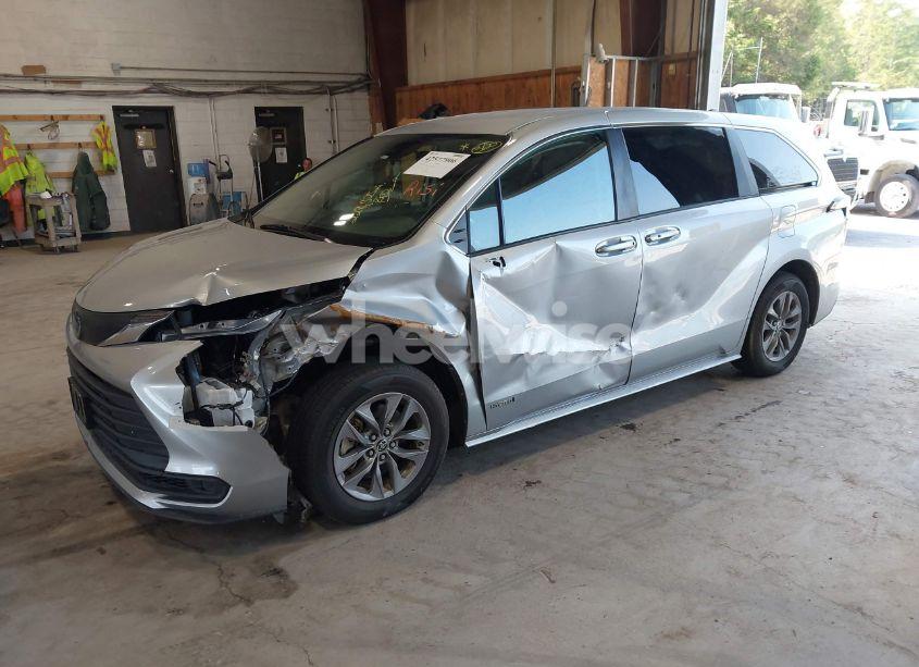 Photo 2 of 2021 Toyota Sienna LE (VIN 5TDKSKFC8MS035873)