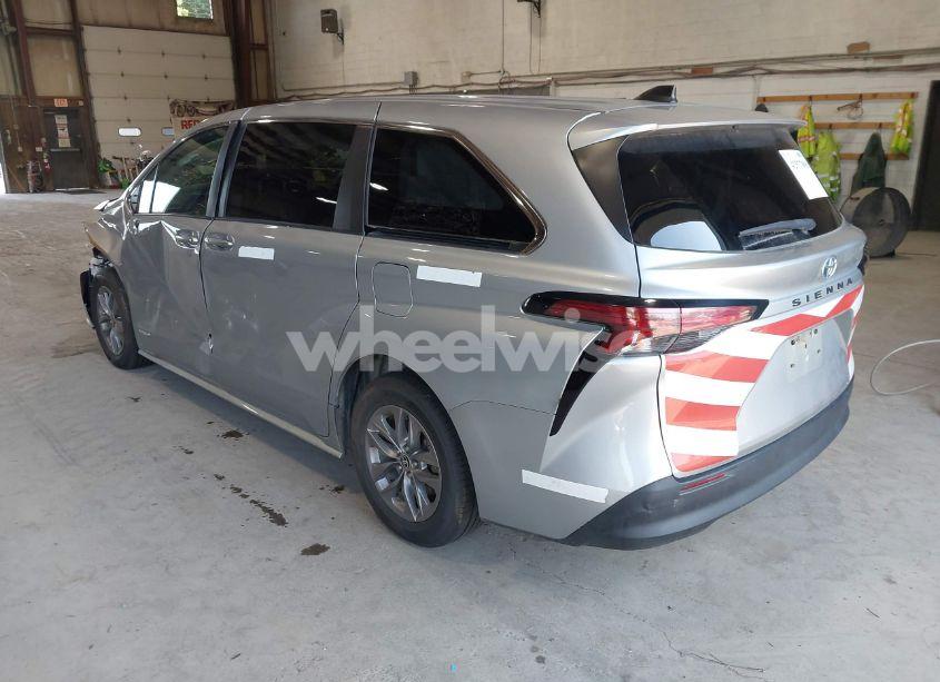 Photo 3 of 2021 Toyota Sienna LE (VIN 5TDKSKFC8MS035873)