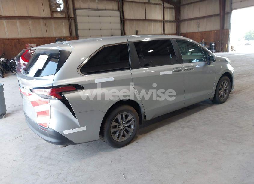 Photo 4 of 2021 Toyota Sienna LE (VIN 5TDKSKFC8MS035873)
