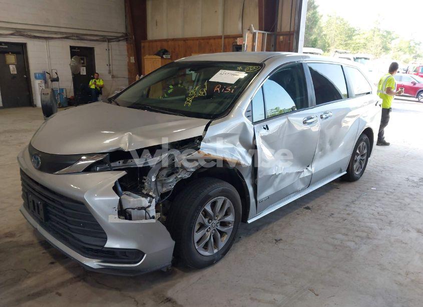 Photo 6 of 2021 Toyota Sienna LE (VIN 5TDKSKFC8MS035873)