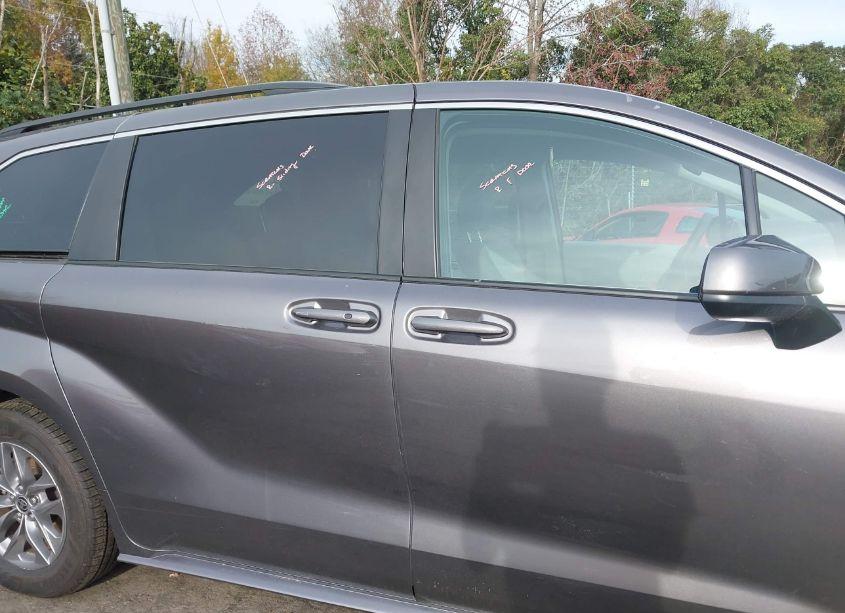 Photo 14 of 2023 Toyota Sienna LE (VIN 5TDKSKFC8PS077495)