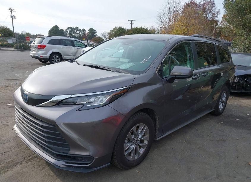 Photo 2 of 2023 Toyota Sienna LE (VIN 5TDKSKFC8PS077495)