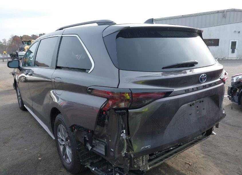 Photo 3 of 2023 Toyota Sienna LE (VIN 5TDKSKFC8PS077495)