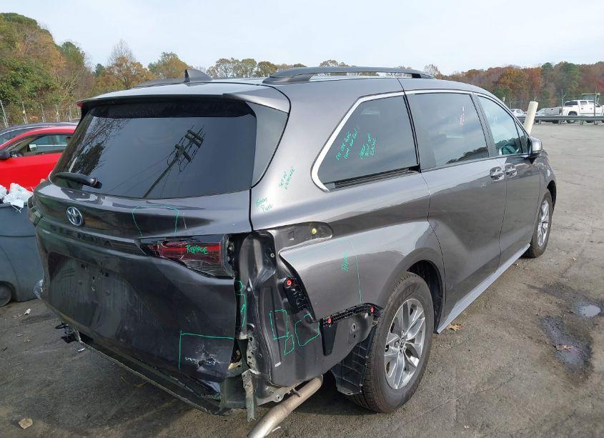 Photo 4 of 2023 Toyota Sienna LE (VIN 5TDKSKFC8PS077495)