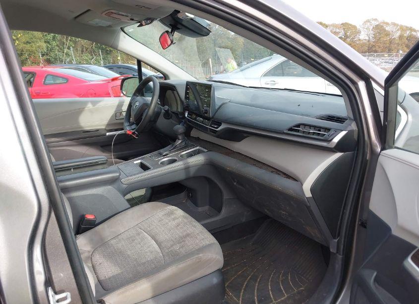 Photo 5 of 2023 Toyota Sienna LE (VIN 5TDKSKFC8PS077495)
