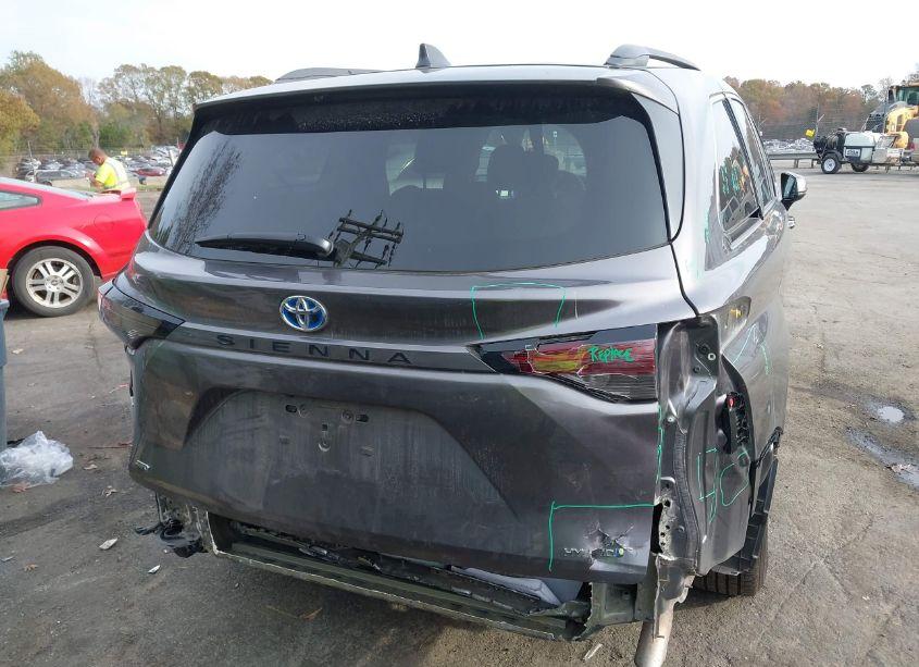 Photo 6 of 2023 Toyota Sienna LE (VIN 5TDKSKFC8PS077495)