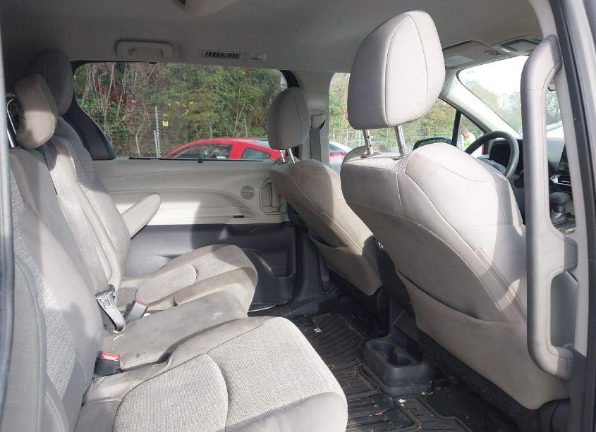 Photo 8 of 2023 Toyota Sienna LE (VIN 5TDKSKFC8PS077495)