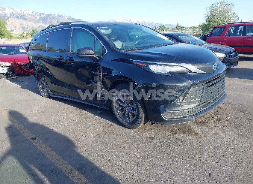 2021 Toyota Sienna LE (VIN 5TDKSKFC9MS027152) main photo