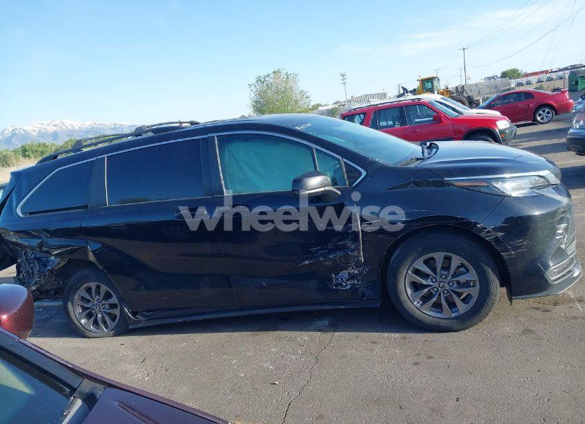 Photo 13 of 2021 Toyota Sienna LE (VIN 5TDKSKFC9MS027152)