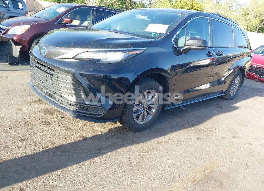 Photo 2 of 2021 Toyota Sienna LE (VIN 5TDKSKFC9MS027152)