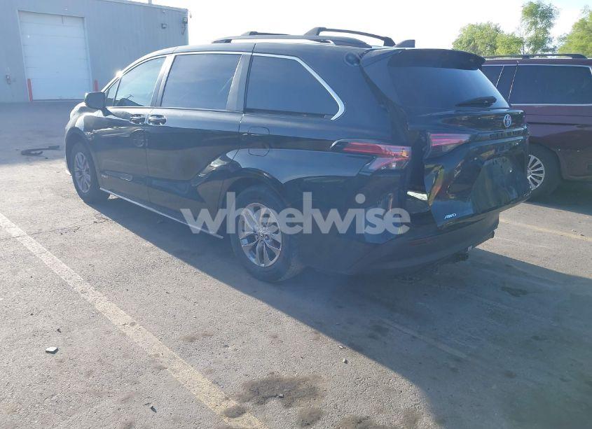 Photo 3 of 2021 Toyota Sienna LE (VIN 5TDKSKFC9MS027152)