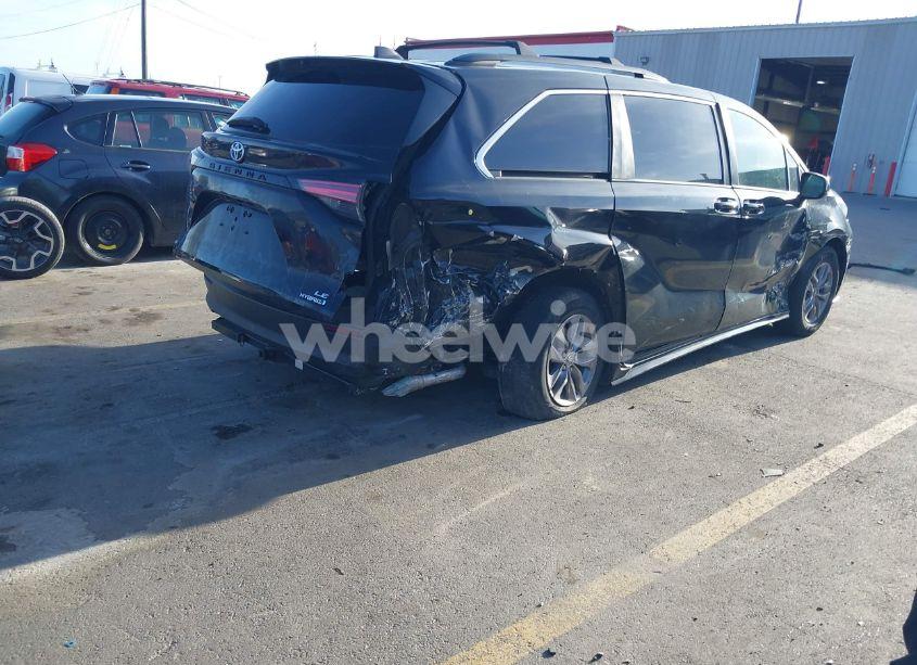 Photo 4 of 2021 Toyota Sienna LE (VIN 5TDKSKFC9MS027152)