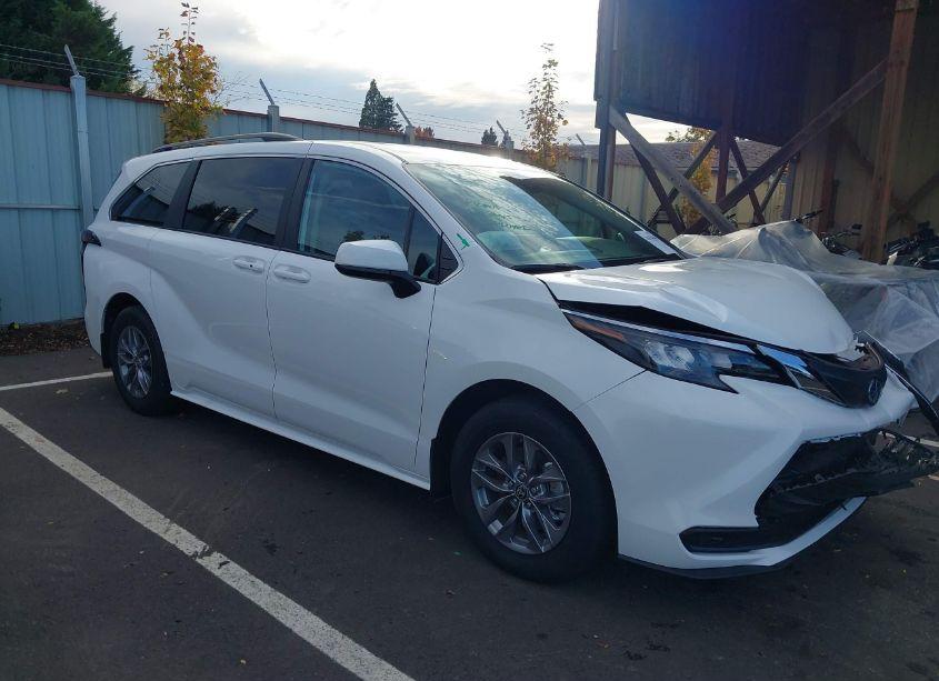 2024 Toyota Sienna LE (VIN 5TDKSKFC9RS145533) main photo