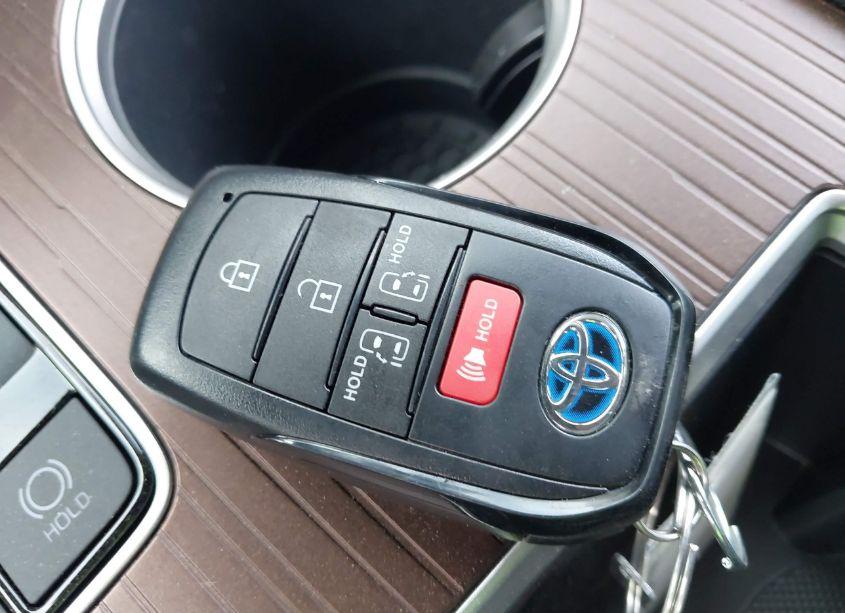 Photo 11 of 2024 Toyota Sienna LE (VIN 5TDKSKFC9RS145533)