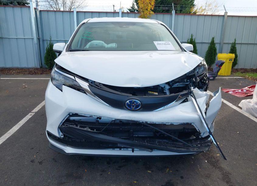 Photo 12 of 2024 Toyota Sienna LE (VIN 5TDKSKFC9RS145533)