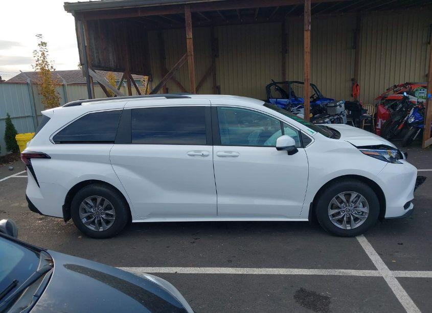 Photo 13 of 2024 Toyota Sienna LE (VIN 5TDKSKFC9RS145533)