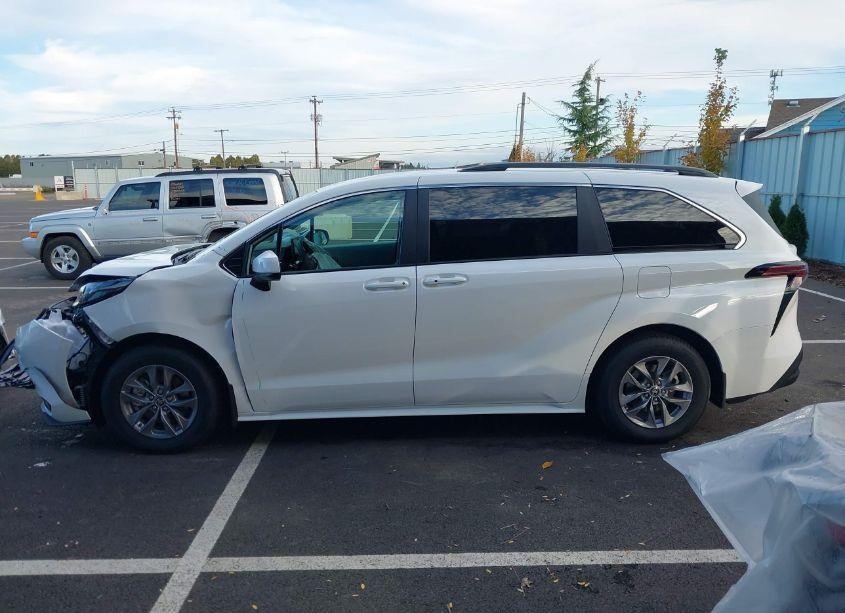 Photo 14 of 2024 Toyota Sienna LE (VIN 5TDKSKFC9RS145533)