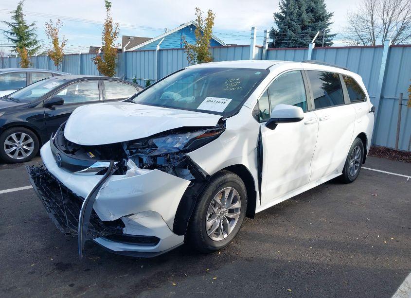 Photo 2 of 2024 Toyota Sienna LE (VIN 5TDKSKFC9RS145533)