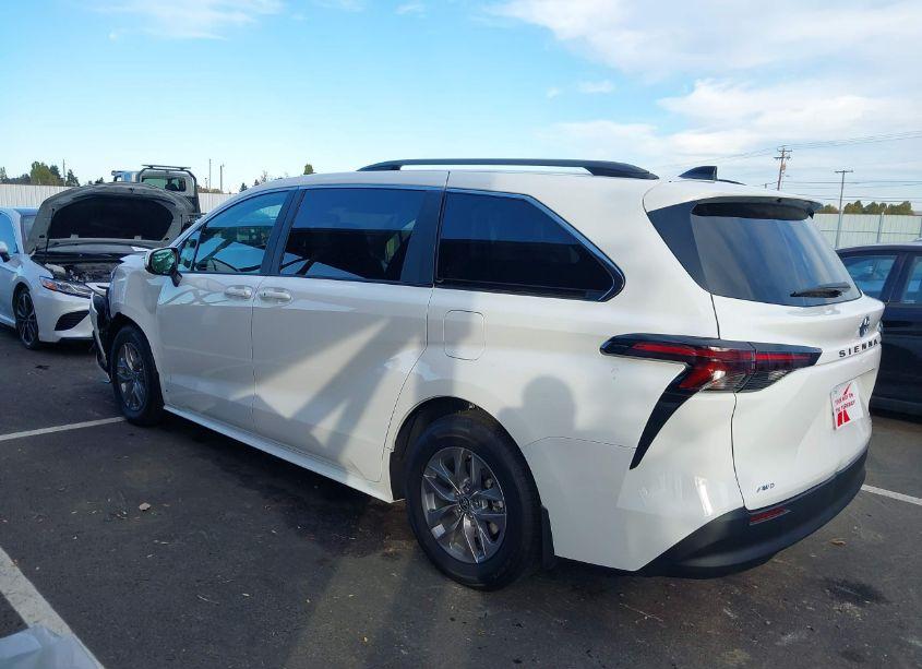 Photo 3 of 2024 Toyota Sienna LE (VIN 5TDKSKFC9RS145533)