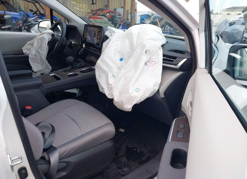 Photo 5 of 2024 Toyota Sienna LE (VIN 5TDKSKFC9RS145533)