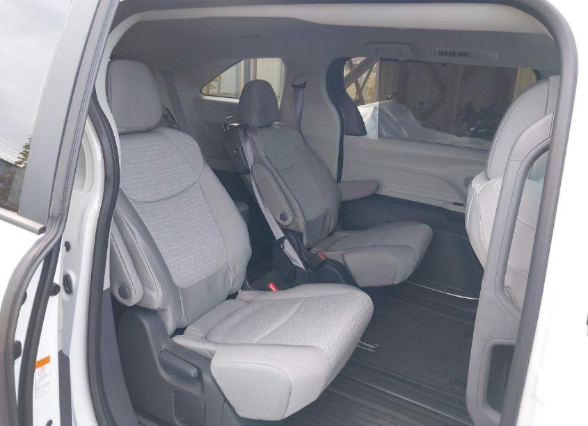 Photo 8 of 2024 Toyota Sienna LE (VIN 5TDKSKFC9RS145533)