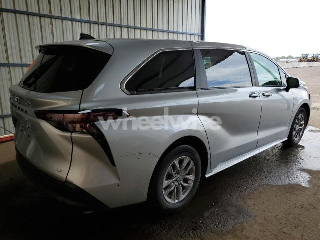 Photo 10 of 2025 TOYOTA SIENNA LE (VIN 5TDKSKFC9SS202125)