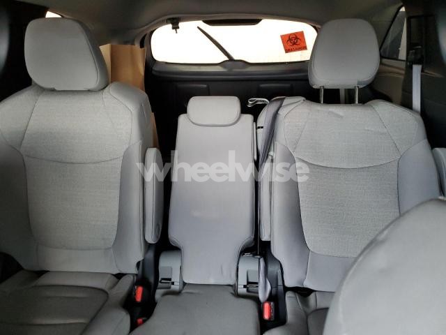 Photo 2 of 2025 TOYOTA SIENNA LE (VIN 5TDKSKFC9SS202125)