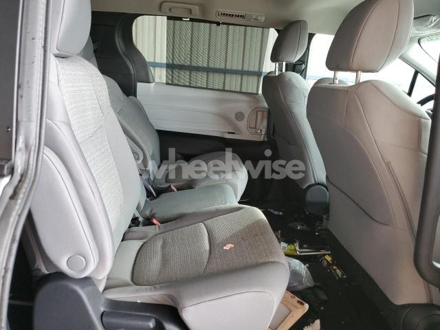 Photo 3 of 2025 TOYOTA SIENNA LE (VIN 5TDKSKFC9SS202125)