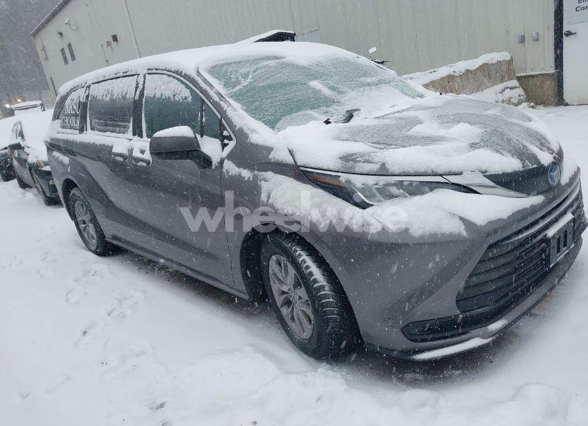 2022 Toyota Sienna LE (VIN 5TDKSKFCXNS043071) main photo