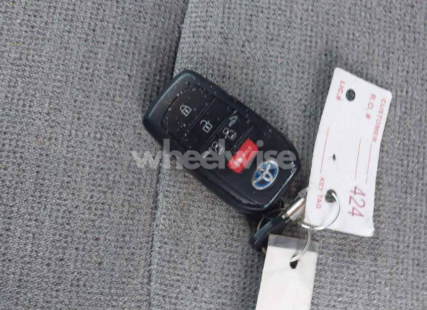 Photo 11 of 2022 Toyota Sienna LE (VIN 5TDKSKFCXNS043071)