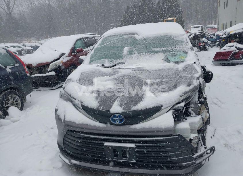 Photo 12 of 2022 Toyota Sienna LE (VIN 5TDKSKFCXNS043071)